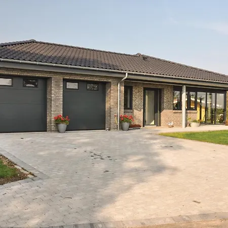 Four-bedroom In בית נופש *