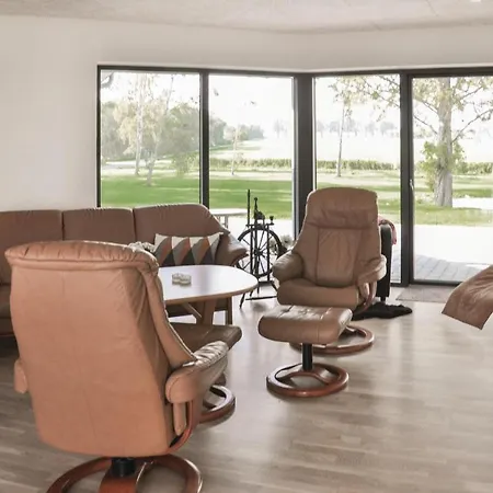 Dom wakacyjny Four-bedroom In *